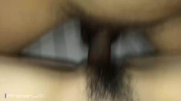 AV精选刚18岁的小美女素颜的脸上长了好多青春痘，大鸡巴在外面磨了多久才插进去，貌似破处